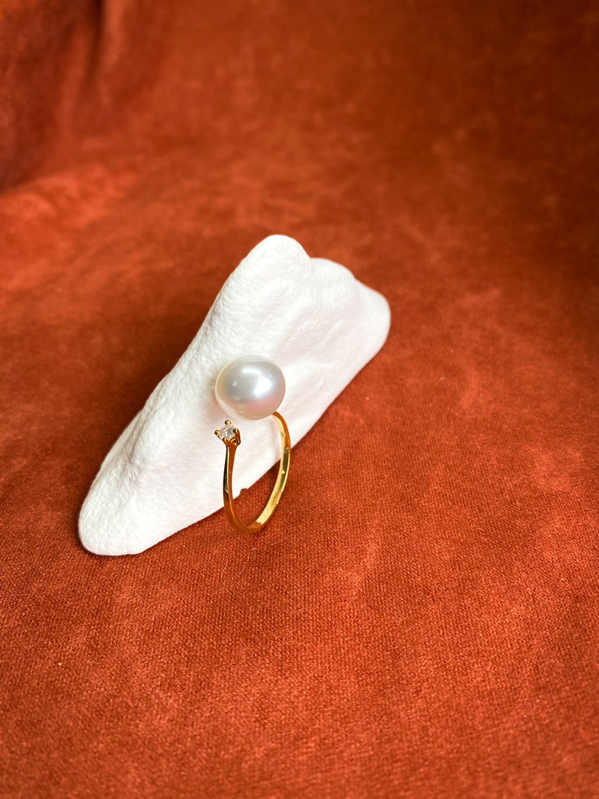 White South Sea Pearl 18K Gold Ring with Diamond