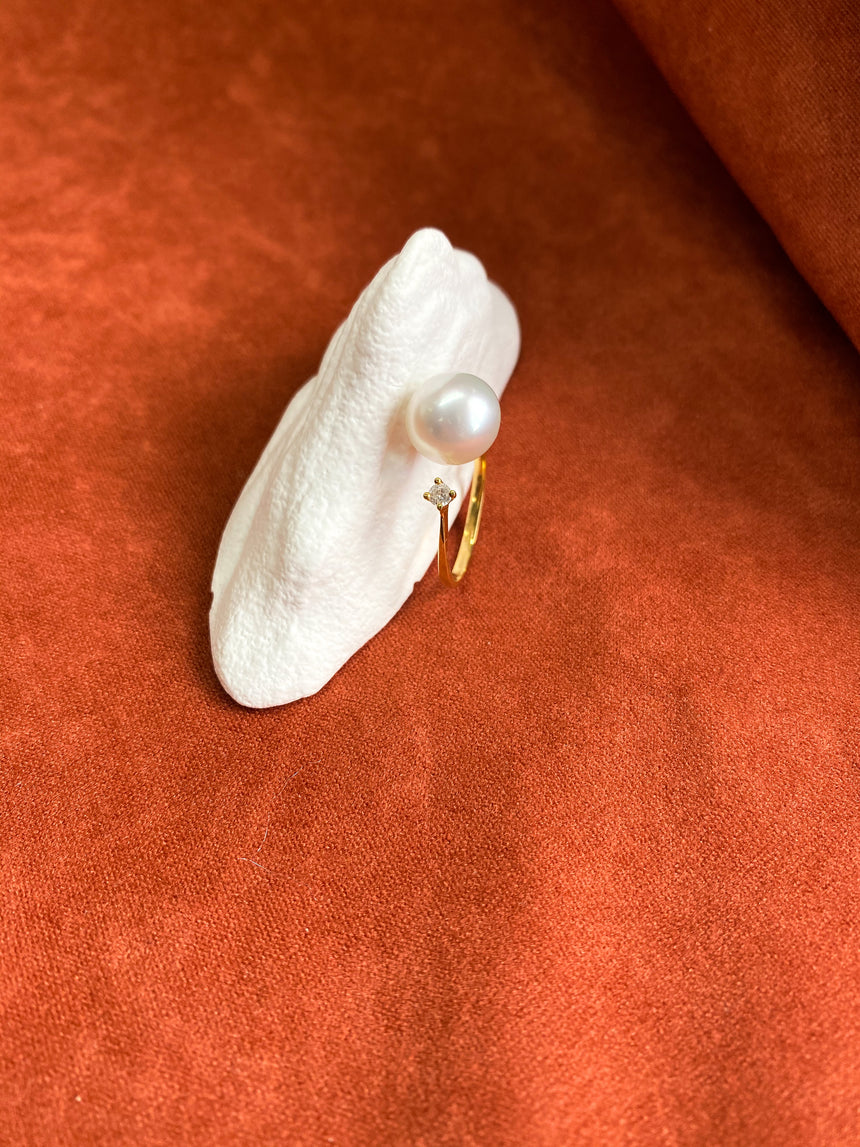 White South Sea Pearl 18K Gold Ring with Diamond